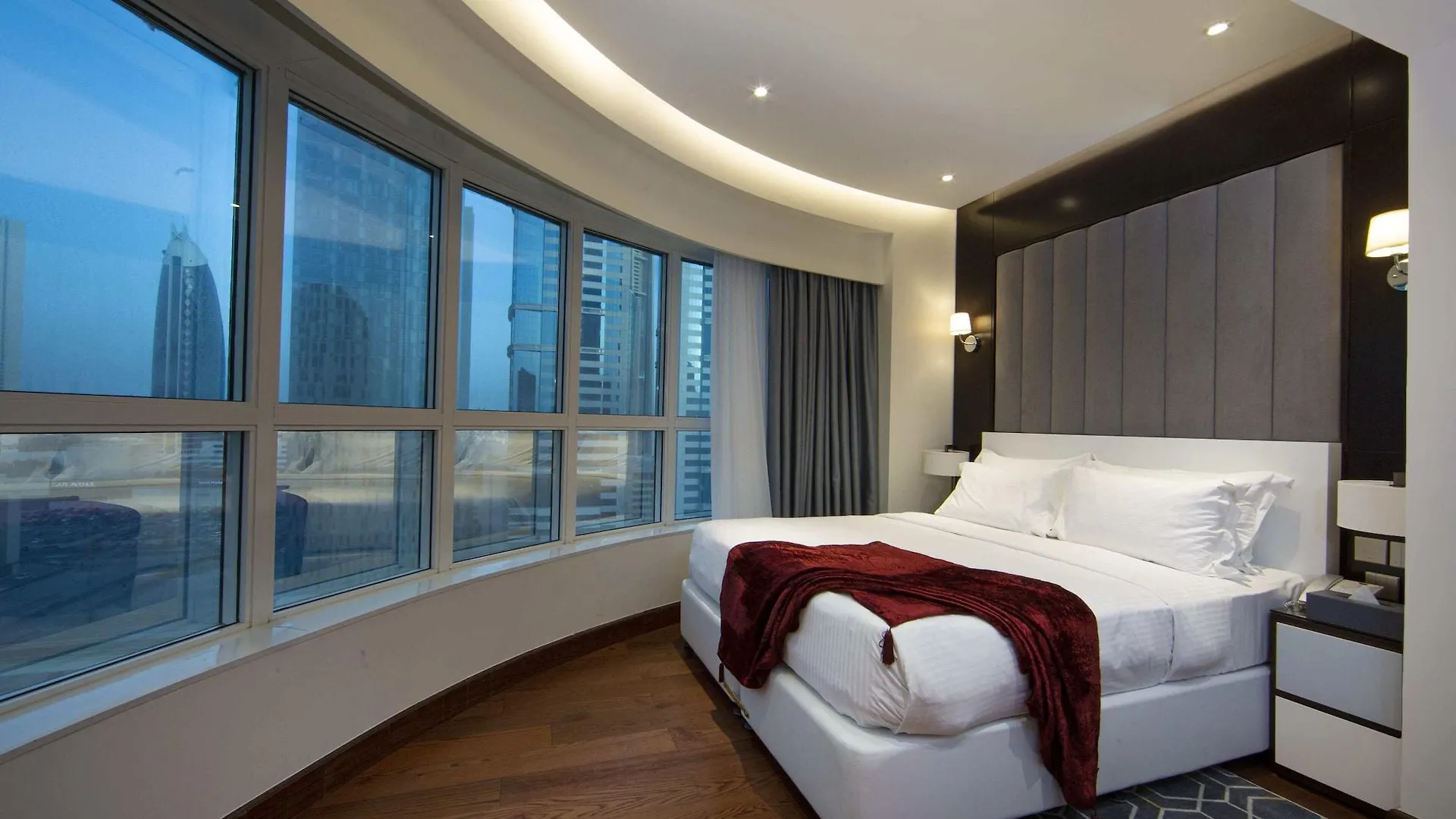 Hotel apartamentowy Number One Tower Suites Dubaj