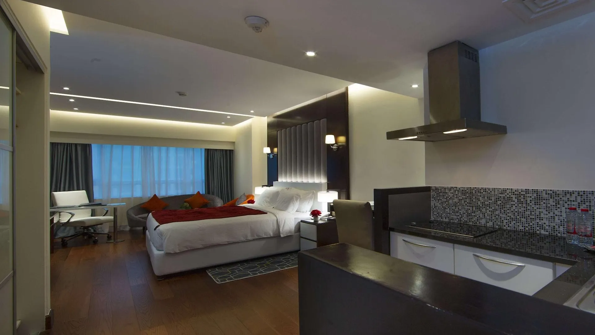 Hotel apartamentowy Number One Tower Suites Dubaj